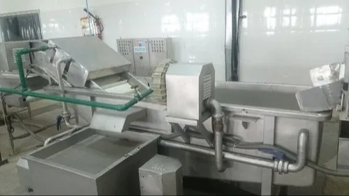 Fruit and vegetable washing tanks with an inclined conveyor in a food processing line